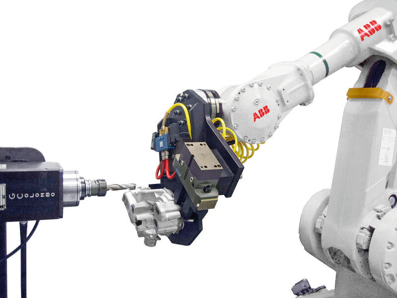 Werkstückführender Roboter: Das Funktionspaket Integrated Force Control ermöglicht Robotern adaptive Bewegungssteuerungen in Echtzeit. (ABB)