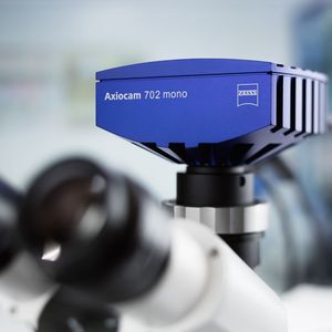 Mit Zeiss Axiocam 702 mono stellt Zeiss zum ersten Mal eine Mikroskopkamera mit einem Hochleistungs-CMOS-Sensor ("scientific CMOS") vor. Benutzer profitieren von äußerst geringem Ausleserauschen, exzellenter Lichtsensitivität, und höchster Geschwindigkeit bei Anwendungen im Imaging von lebenden Zellen und der Aufnahme ultraschneller Prozesse.