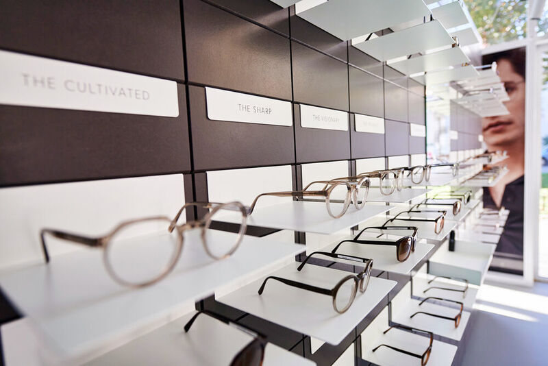 Und sogar Brillen kann man im Mini-Pavillon kaufen. (Mini)