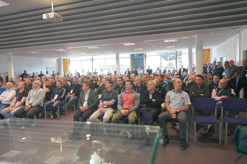 Deutlich mehr als 200 Teilnehmer waren an den Uniited-Machining-Standort in Schorrndorf gekommen, um mit gezielt vermitteltem Praxis-Know-how ihre Ressourcen optimal auszuschöpfen und so letztlich die Wettbewerbsfähigkeit ihres Unternehmens zu verbessern.  (Bild: Maschinenmarkt/rw)
