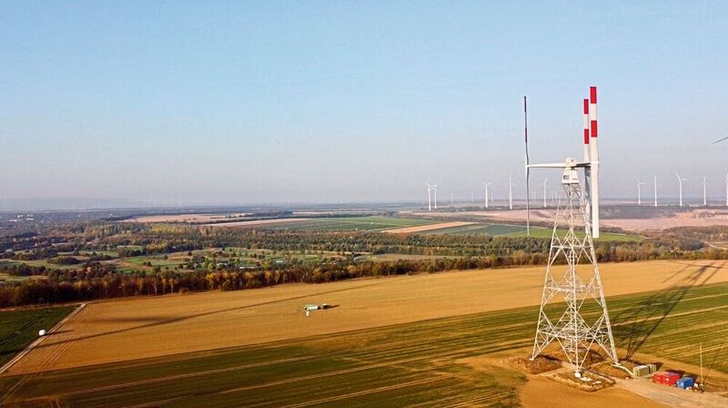 Ungleicher unter Gleichen: Neuartige Vertikalwindkraftanlage Vertical Sky auf dem Windtestfeld in Grevenbroich.