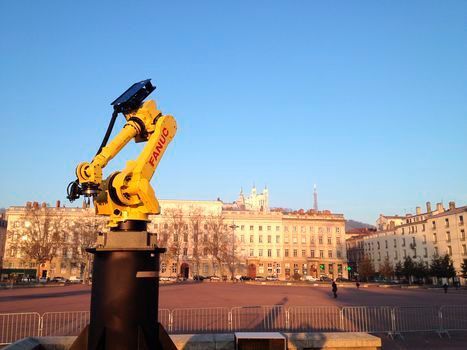 Bild 8: Beim spektakulären Lichterfest im französischen Lyon unterstützten einige Roboter die beeindruckende Illumination im Freien. Die Scheinwerfer wurden am Ende eines langen Roboterarmes installiert, der horizontale und vertikale Bewegungen vollzog. Damit die Energieversorgungskabel während der Show nicht abknicken, wurden Energieketten des Typs triflex R verwendet, die komplexe Bewegungen ermöglichen und dabei das Kabel sicher führen. (Bild: Fanuc France)