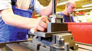 Noch läuft es produktionstechnisch in Deutschland ganz gut. Doch der BDI muss aufgrund der nach wie vor bestehenden Problemfelder die Wachstumsprognosen deutlich nach unten schrauben. (Bild: T. Bruse)