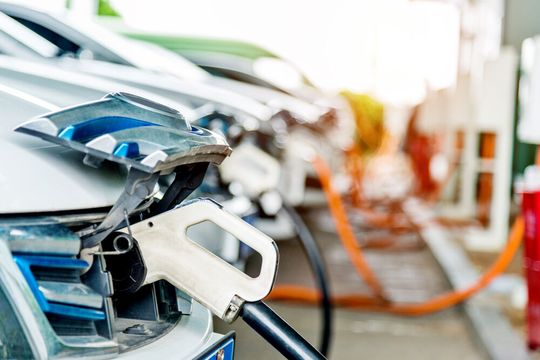 Lanxess reagiert auf die boomende Elektromobilität in China mit einer Kapazitätserweiterung für die Compoundierung der Kunststoffe PA 6, PA 66 und PBT. Deshalb hat man sich erneut ein entsprechendes System von Krauss-Maffei ins Haus geholt, um die bisherige Kapazität auf insgesamt 110.000 Jahrestonnen dieser Kunststoffe zu steigern.(Bild:  Lanxess)