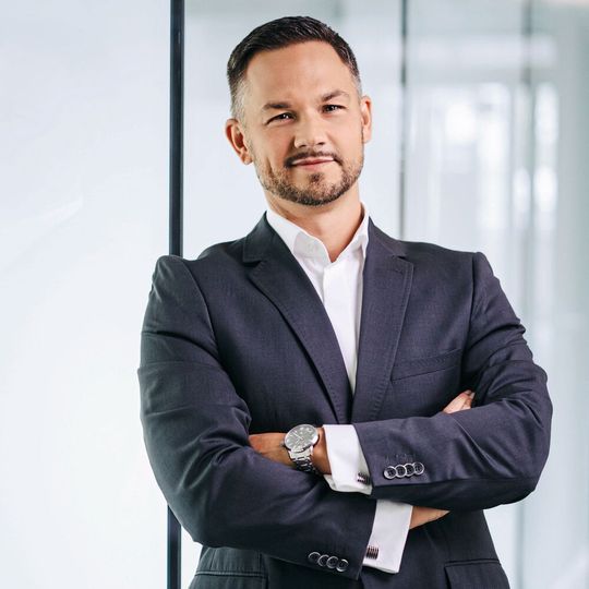 „Im Kontext der Klimadiskussion geht es allzu oft um Technologien, die sich noch in der Prototyp- oder Demonstrationsphase befinden. Um jetzt schnell und pragmatisch Energie zu sparen, ist es wichtig, die richtigen Stellschrauben zu finden. Im Bereich der Wärmeübertragung existiert da ein enormes Potenzial.“ - Fabian Schega ist Leiter der Energy Division bei Alfa Laval Mid Europe   (Bild:  Alfa Laval)