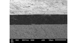 Ultradicke „ta-C“-Schicht von etwa 100 Mikrometern Schichtdicke nach ihrer Glättung. Schrägansicht auf die Bruchfläche im Rasterelektronenmikroskop.  (Bild: Fraunhofer IWS)