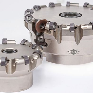 Der «Neomill-16-Finish» ist laut dem Hersteller einzigartig und absolut prozesssicher. Er kombiniert eine 16-schneidige Vorbearbeitungsschneide (ONMU05) mit einer achtschneidigen Wendeschneidplatte zum Schlichten von Stahl- und Gusswerkstoffen. Der «Neomill-16-Face» steht für eine effiziente Vorbearbeitung. (Bild: Mapal)