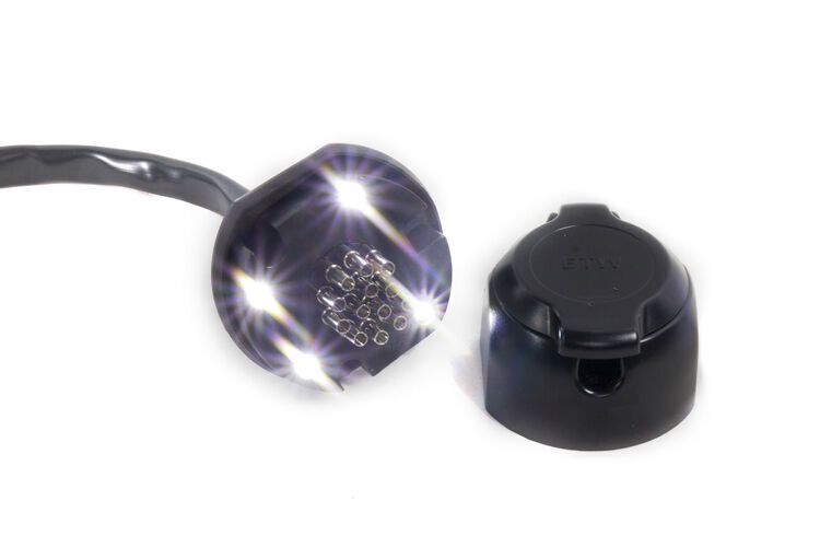 Preisträger in der Kategorie „Accessories & Customizing“: das Integral-LED Trailer Socket von Enganches Aragón. Mit dem Beleuchtungssystem gehört die Suche nach der Anhängersteckdose künftig der Vergangenheit an, und es ist mit jeder 13-poligen Anhängersteckdose kombinierbar. Der Clou: Nähert man sich mit der Hand der Dose, gehen die Lichter automatisch an, da die integrierte Antenne die Veränderung in der Elektrostatik misst.  (Oscar E.)