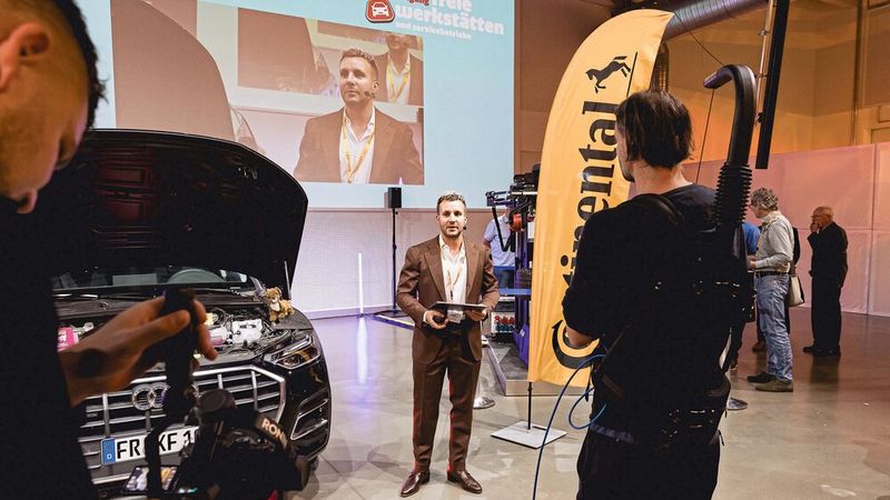 Neu in diesem Jahr: die Live-Werkstatt. Hier stellten Unternehmen in der Vortragspausen neue und relevante Produkte dem Publikum vor laufender Kamera vor. (Bild: Stefan Bausewein)