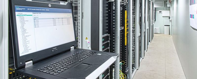 Digitalisierung: Sie erfordert zusätzliche Rechenleistung, kurze Latenzzeiten, unterbrechungsfreie Datenverfügbarkeit und systemweite Sicherheit. Die Lösung sind RDCC-basierende Edge-Rechenzentren.(Bild:  Rittal)