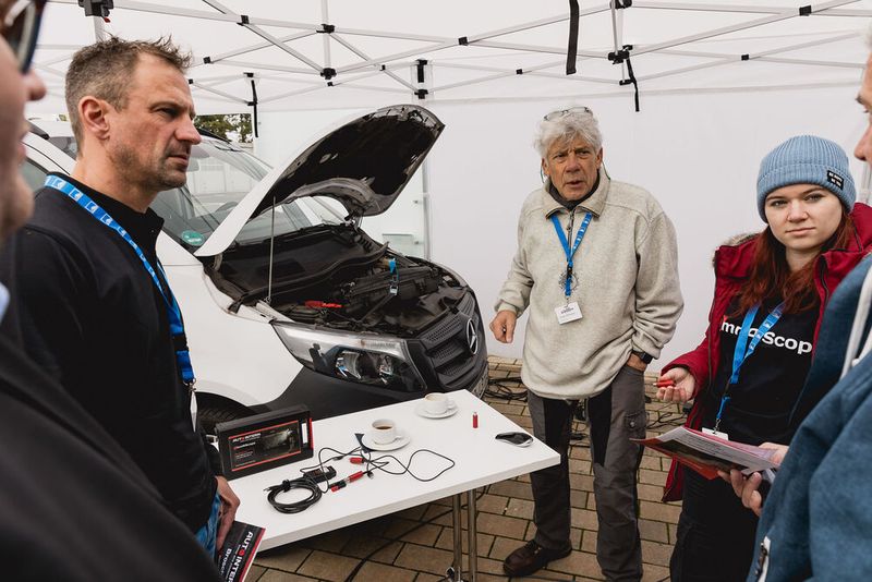 Im Rahmen der im letzten Jahr erstmals angebotenen „Live-Werkstatt“ präsentierte Anna Theimann, Produktmanagerin bei Auto-Intern, selbstlernende Systeme und ihren Einsatz als Diagnosetool in der Fahrzeugtechnik. Die praktische Anwendung konnten sich Interessierte dann direkt an einem Fahrzeug ansehen  – und Fragen stellen. (Bild: Stefan Bausenwein)