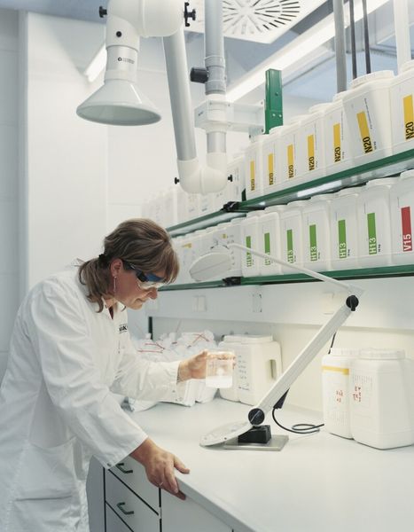 HDK-Testlabor: Im Bild Laborantin Heike May. (Bild: Wacker)