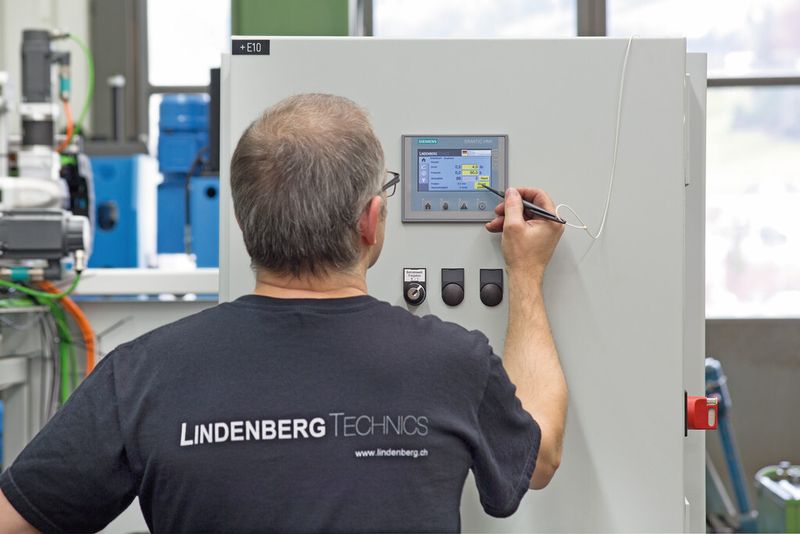 Alle Informationen auf einem 4-Zoll-Bediengerät: Ein Simatic-HMI-Basic-Panel visualisiert alle Abläufe in der Spezialpresse. (Bild: Siemens AG/W. Geyer)