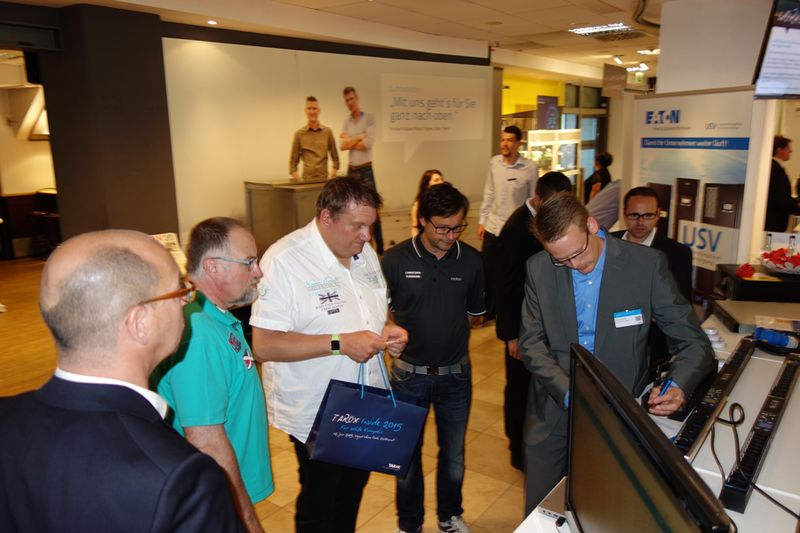 Marco Rinke (r., Eaton Electric) kam mit dem Aufträge schreiben nicht mehr hinterher. (Bild: IT-BUSINESS)