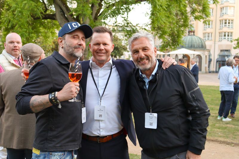 Tim Hennveld (m., TIM) freut sich über Carsten Hinz (l., hoch.rein) und Richard Zirkel (Quantum). (Bild: Vogel IT-Medien GmbH)