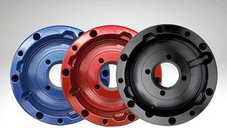 Duplexbeschichtungen zeigen laut Hersteller gegenüber reinen Pulver- oder Nasslackierungen eine höhere Schutzwirkung. Dabei schütze die Pulver- oder Nasslackierung die darunter liegende KTL-Schicht. (Bild: Ebbinghaus)