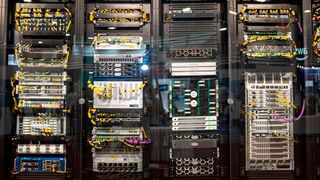 Die Implementierungen auf der SC25 demonstrierten, wie photonische Schalttechnik in datenintensiven Umgebungen eingesetzt wird, um große Bandbreiten zu vermitteln und schnelle Umschaltungen zu ermöglichen.  (Bild: Lillie Elliot, SC Photography)