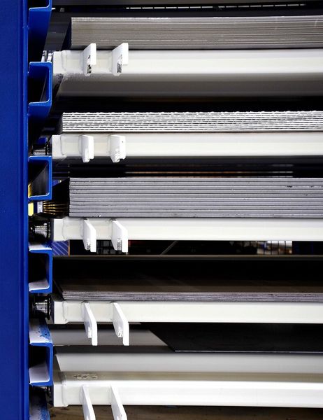 Die raumoptimierte Bevorratung von Blechen: Mit 431 Palettenplätzen auf 390 m² spart die 2Cut GmbH 60 % Lagergrundfläche im Vergleich zu vorher. (Bild: Remmert)