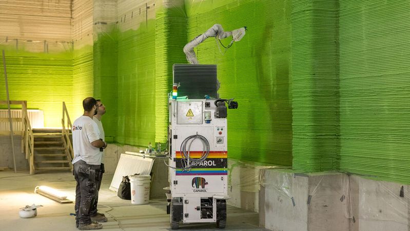 Der Beschichtungsroboter wurde bei den Malerarbeiten im größten 3D-Druck-Gebäude Europas in Heidelberg eingesetzt.(Bild:  Caparol/Sabine Arndt)