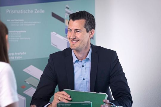 „Die Batterietechnologie ist noch lange nicht am Ende ihrer Entwicklung angekommen“, sagt Jannik Jasper, Fraunhofer-Einrichtung Forschungsfertigung Batteriezelle FFB.(Bild:  Fraunhofer FFB)