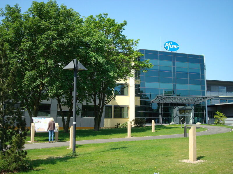 Place 5 – Pfizer/Wyeth – 68 billion dollars (2009/finalised): For 68 billion dollars, the US American pharma company Pfizer bought the US rival Wyeth. At the time of purchase, both companies were counted among the 10 largest pharma companies in the world. The takeover, however, was also the subject of negative headlines, since, according to media reports, between 13,000 and 20,000 jobs were to be lost. Pfizer lost its leading position as the biggest pharma company in the world in 2012 to the Swiss pharma company Novartis. (Picture: Pfizer)