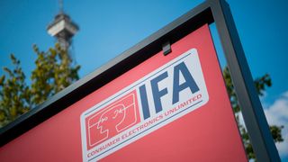 Bis zum Jahr 2019 lockte die Technik-Messe IFA noch hunderttausende Besucher an; durch die Corona-Pandemie ist ein Messe-Event dieser Dimension nicht realisierbar. (Bild: Arne Immanuel Bänsch/dpa)