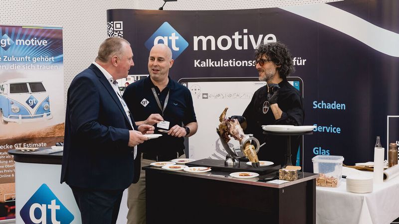 Auch ZKF-Präsident Peter Börner (l.) entdeckte in Würzburg die eine oder andere Neuheit. (Bild: Stefan Bausewein)