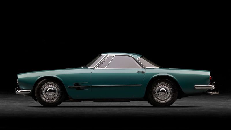 Der 5000 GT bzw. 5000 GTI wurde von Maseratis Wettbewerbsfahrzeugen abgeleitet. Von 1959 bis 1964 entstanden lediglich 32 oder 34 Autos. Acht italienische Karosseriehersteller gestalteten verschiedene Aufbauten. Am weitesten verbreitet ist eine Coupé-Karosserie von Allemano, die 22 mal gebaut wurde, gilt als das inoffizielle Serienmodell. Einige andere Aufbauten sind Einzelstücke. Der Maserati 5000 GT gehörte zu den teuersten und exklusivsten Sportwagen seiner Zeit. Er konkurrierte mit dem Ferrari 400 Superamerica.  (Bild: Maserati)