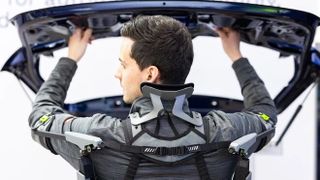 Mit Exoskeletten werden MAN-Mitarbeiter an 20 Standorten vor körperlicher Überbelastung jetzt geschützt, wie die dpa erfahren hat. (Bild: dpa)