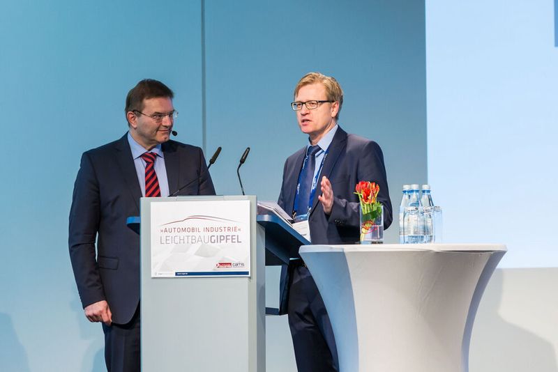 »Automobil Industrie«-Chefredakteur Claus-Peter Köth (re.) und Audi-Leichtbau-Experte Frank Venier auf der Bühne. (Stefan Bausewein)