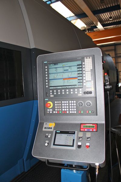 Die von Siemens und Kuka gemeinsam entwickelte Softwareschnittstelle Run My Robot/MX-Automation ermöglicht es Facharbeitern, am Bedienerterminal der Sinumerik 840D sl sowohl die Mpmc-Maschine als auch den Knickarmroboter KR60 zu steuern. (Bild: Siemens)