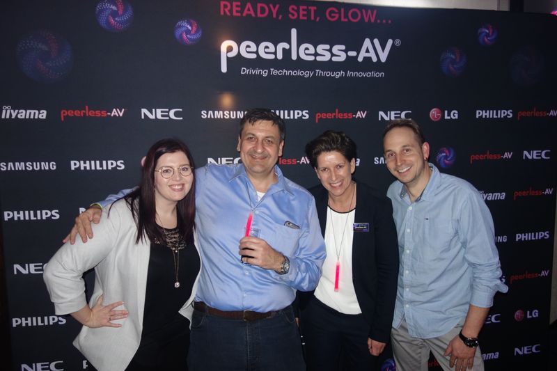 (v. l.) Sabrina Feitz, COMM-TEC, mit Stefan Krüger und Michaela Hirsch, peerless-AV, und Björn Kluger, COMM-TEC. (Bild: IT-BUSINESS)