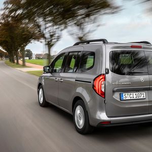 Automatisches Spurhalten, Toter-Winkel-Warner und Verkehrsschilderkennung mit selbsttätigem Einhalten des Tempolimits sind serienmäßig.(Bild:  Mercedes-Benz)