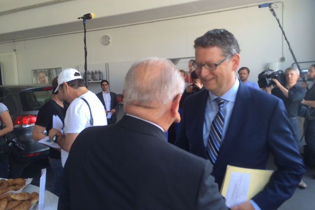 Im Einzelgespräch: Jürgen Karpinski und Thorsten Schäfer-Gümpel. (Bild: Baeuchle / »kfz-betrieb«)