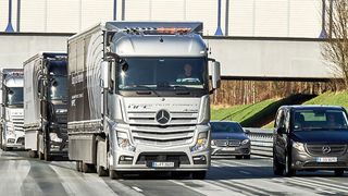 Das von Mercedes entwickelte Highway Pilot Connect-System erlaubt dem Fahrer die Hände vom Lenkrad zu nehmen und Aufträge zu bearbeiten – aber nicht zu schlafen! (Foto: Daimler)