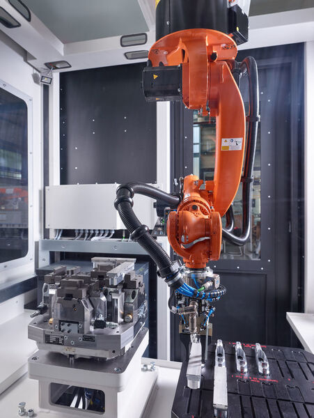 Die neu entwickelte Roboterzelle übernimmt das Einspannen der Rohteile in die Vorrichtungen oder das Reinigen und Entgraten der Teile. (Schuler)
