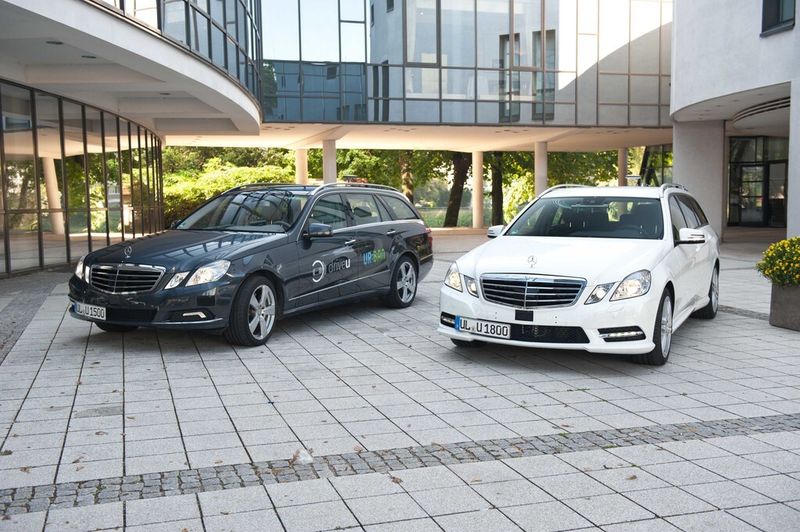 Das neue (rechts) und das alte Versuchsfahrzeug. (Bild: Uni Ulm)