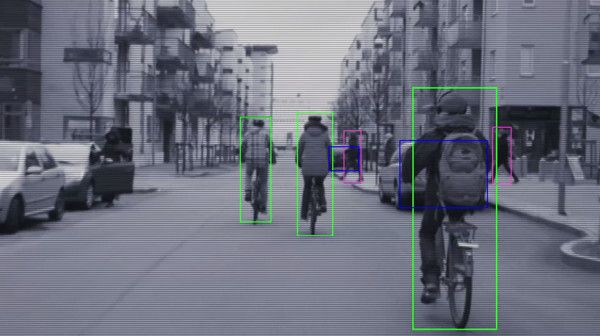 Dank moderner Software konnte das Notbremssystem so erweitert werden, dass es nun auch Radfahrer automatisch erkennt und bei Bedarf bremst (Bild: Volvo)