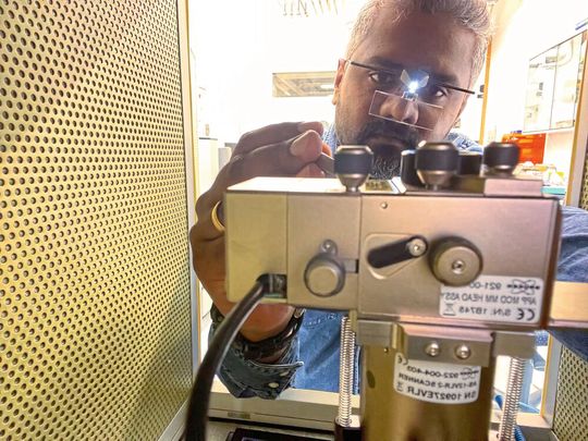 Empa-Forscher Peter Nirmalraj am Rasterkraftmikroskop.(Bild:  Empa)