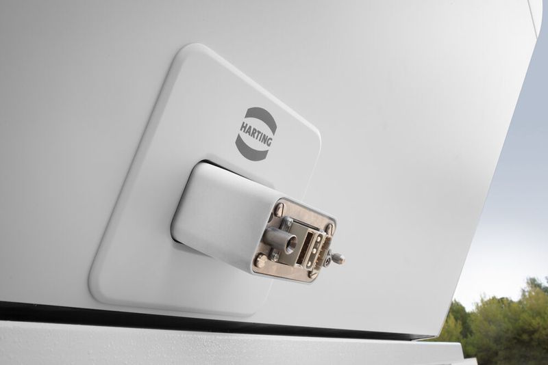 Die Schweizer Automobilschmiede Rinspeed präsentiert ihr neues Konzeptfahrzeug „metroSNAP auf der Consumer Electronics Show (CES) in Las Vegas. Dabei setzt die Rinspeed AG erneut auf Harting-Technologie. Dieses Mal liefert die Technologiegruppe eine speziell designte Schnittstelle, die das Fahrzeug mit Power, Data und Signal versorgt. Ob Personentransport oder Güterlogistik – „metroSNAP“ ist vielseitig einsetzbar. Das Modul von Harting unterstützt den Fahrer dabei, das Fahrzeug für die unterschiedlichsten Aufgaben schnell und flexibel einzusetzen. Der metroSNAP besteht aus zwei Elementen: dem fahrenden Skateboard als optimiertes Elektromobil und dem Pod, der flexibel für unterschiedliche Aufgaben gewechselt werden kann. Sobald Pod und Skateboard sicher verbunden sind, erfolgt automatisch die Konnektivitätsverbindung zwischen beiden Elementen. Unter Berücksichtigung der besonderen Anforderungen an eine maschinelle Steckung fließen dann Power, Signal und Daten.  (Dingo Photo)