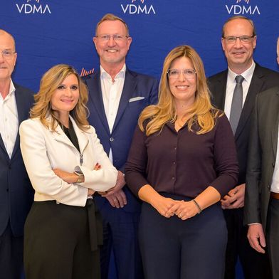 Gesamtvorstand VDMA Armaturen v.l.n.r.: Michael Rimm, Dr. Laura Dorfer, Lubert Winnecken, Elisa Sasserath-Kentsch, Andreas Laschke, Oliver Bertram. Nicht auf dem Foto: Michael Everwand (Bild: VDMA / Ingo Winkelmann)