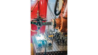 Versuchsaufbau mit robotergeführter Bolzenschweißanlage und ringförmig angeordnetem Mikrofonarray. So können die charakteristische Prozessakustik erfasst und Trainingsdaten für die KI-gestützte Qualitätsbewertung gewonnen werden.  (Bild: Fraunhofer IDMT)