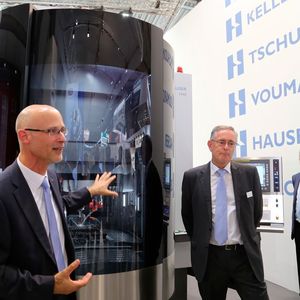 Kellenberger präsentierte auf der AMB die neue Hauser Koordinatenschleifmaschine H40. Die Neuentwicklung ermöglicht es, kombiniertes Schleifen und Hartfräsen durchzuführen.