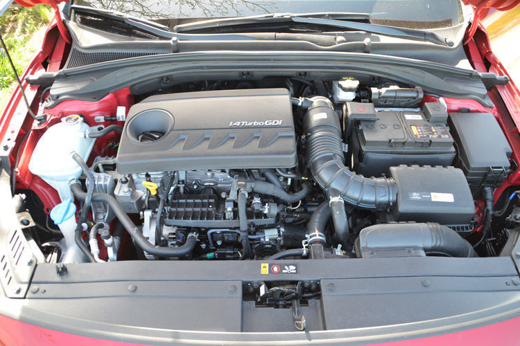 Beim Hyundai sorgt ein Benziner mit 1,4 Liter Hubraum und 140 PS für den Vortrieb. (Schweitzer/»kfz-betrieb«)