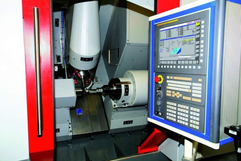 Bild 2: Die HSTM300 von Hamuel erlaubt das Zerspanen hochwertiger, freigeformter Oberflächen. In die CNC der Serie 31i-A5 integriert ist die Funktion 3D-Interference-Check, die das Werkstück und die im Bearbeitungsraum befindlichen Komponenten vor Kollisionen schützt. (Archiv: Vogel Business Media)
