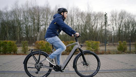 Auf Messen erhalten Kunden und Kundinnen die Möglichkeit, die Modelle Probe zu fahren und dabei die additiv gefertigten Rahmen selbst zu testen.(Bild:  Materialise)