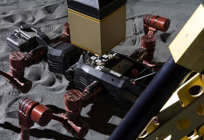 Passgenau wird die Nutzlast von einem Roboter zum nächsten weitergegeben. (Bild: DKFI/Florian Cordes)
