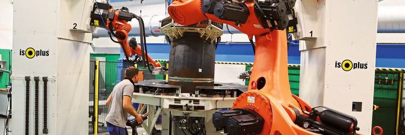 Ein Handling- und zwei Schweißroboter verarbeiten Rohrbögen bis zu einer Tonne Stückgewicht schnell und sauber.(Bild:  Isopuls)