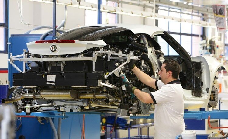 Serientauglich und für die Straße: Montage des neuen Alfa Romeo 4C. Der Sportwagen mit dem neuartigen Karosseriekonzept kommt in diesem Herbst zu den Kunden. (Foto: Alfa Romeo)
