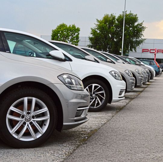 Der Handel mit EU-Fahrzeugen kann sich für freie Betriebe auf mehreren Ebenen lohnen – und die Einstiegshürden sind überschaubar. Der Handel mit EU-Fahrzeugen kann sich für freie Betriebe auf mehreren Ebenen lohnen – und die Einstiegshürden sind überschaubar.